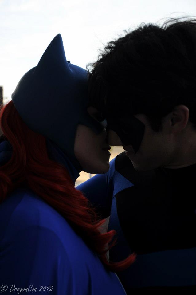 Batgirl x Nightwing kiss