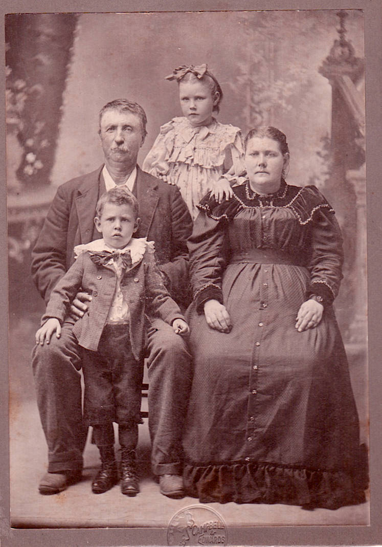 Старое фото семьи. Старые семейные снимки. Старинная семья. Старые семейные портреты. Старинный портрет семьи.