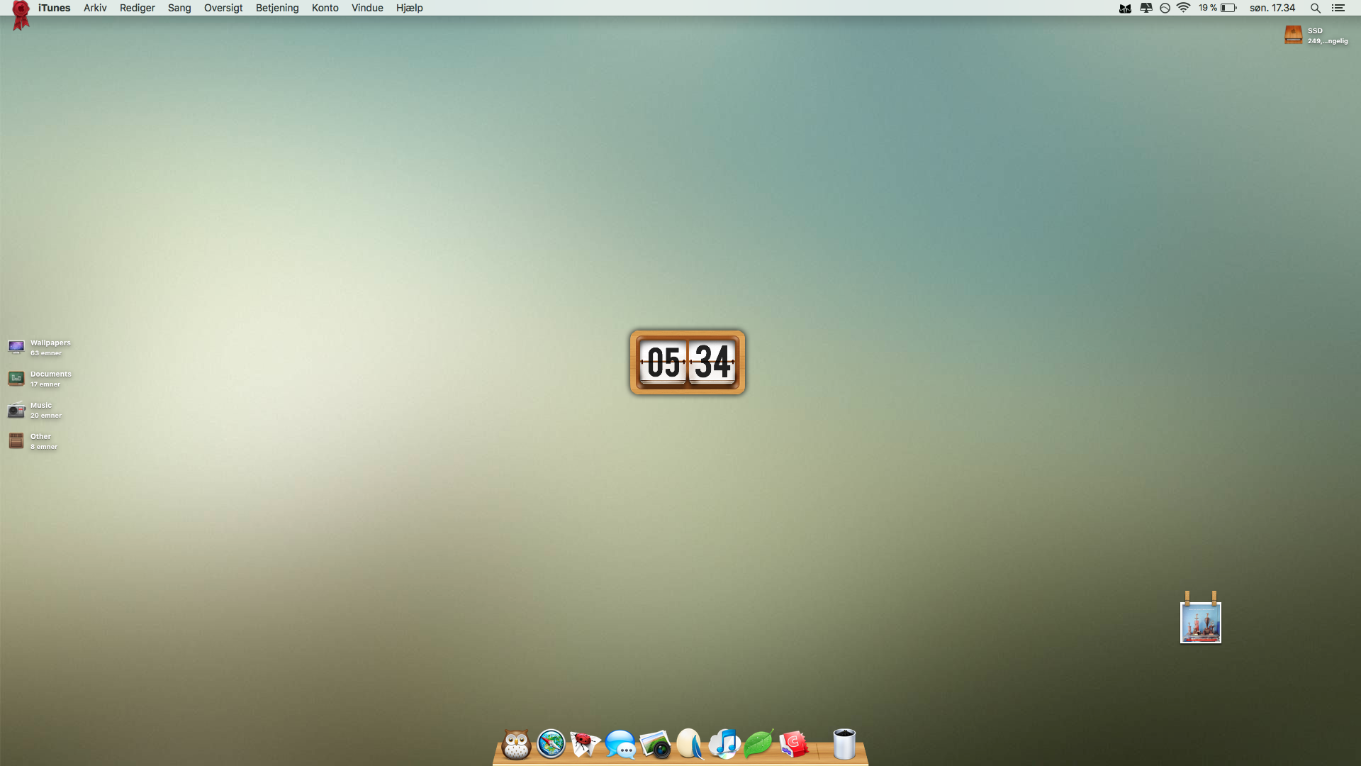 Mac-book desktop