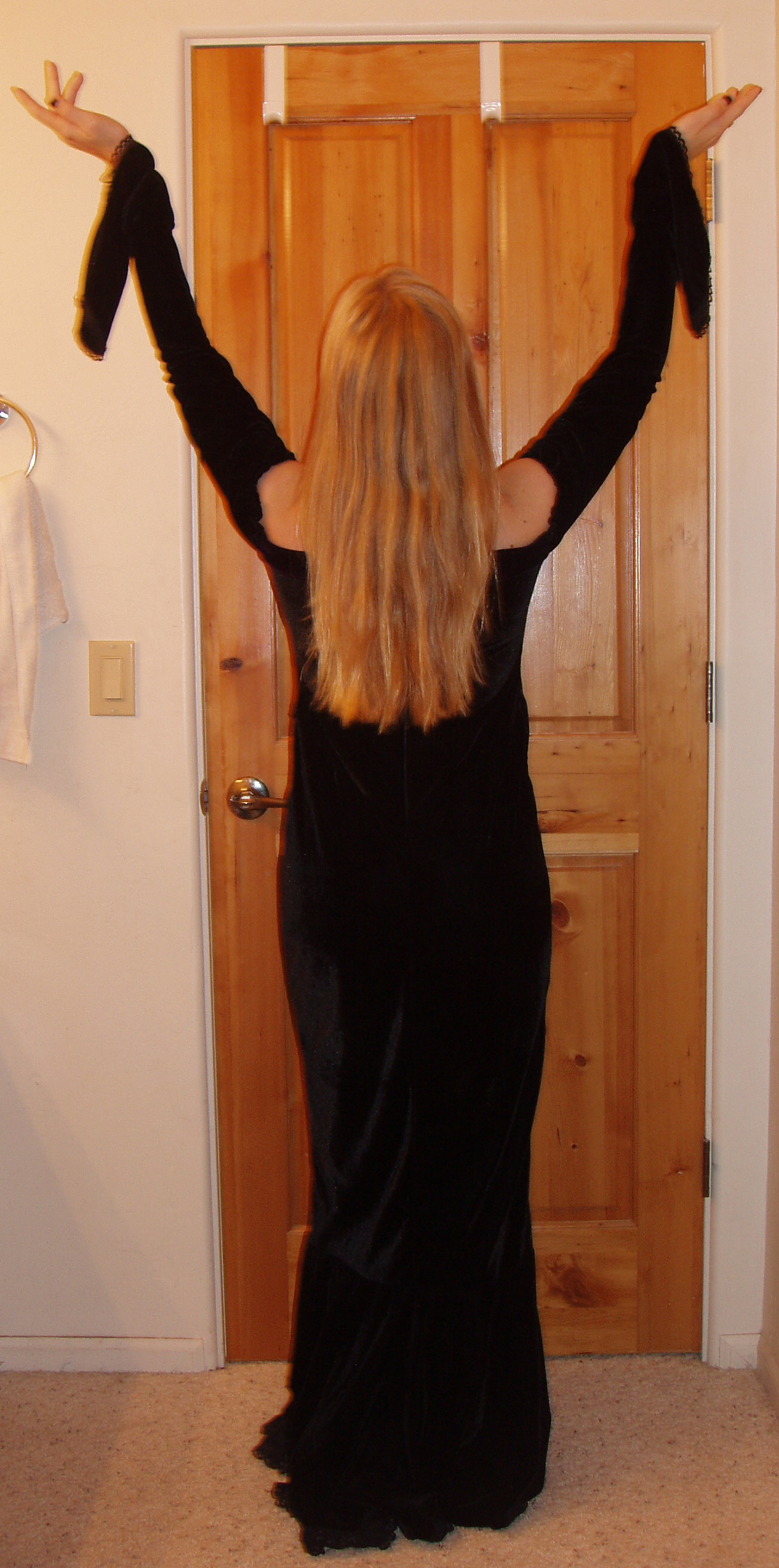 ..Black Dress BaCK aRMS uP..