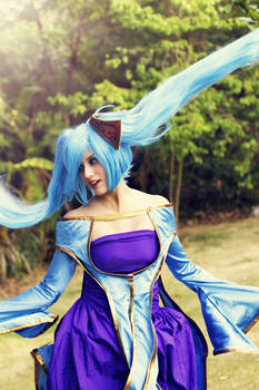 Sona Cosplay (League of Legends cosplay)