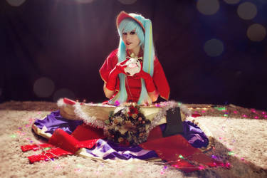 Silent Night Sona cosplay