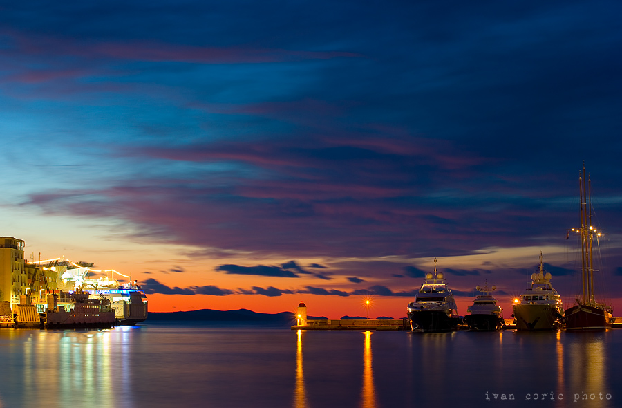 Quiet night in city harbour