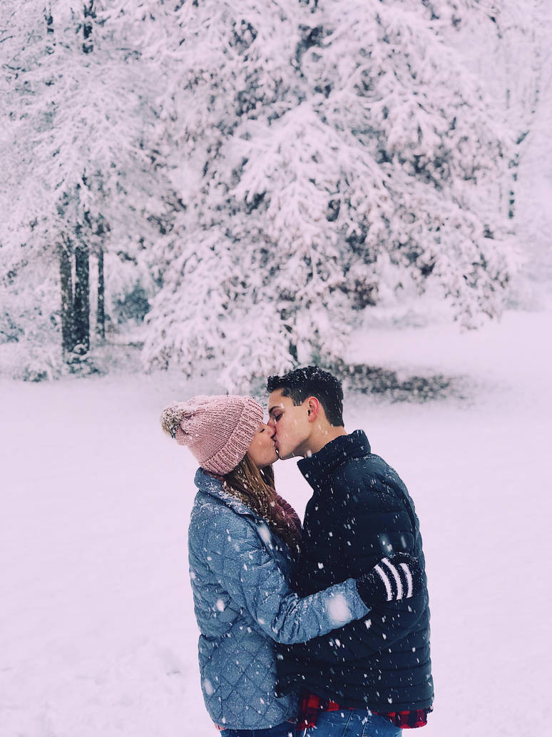 Парень целуется на улице. Пары зимой. Влюбленные в снегу. Поцелуй зимой. Парень и девушка зима.