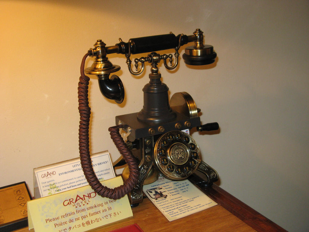 Первый аппарат в мире. Телефонный аппарат Бойля 1896. Первый телефонный аппарат. Первый телефон. Самый первый телефонный аппарат.