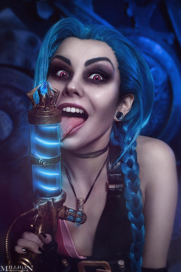 This LEAGUE OF LEGENDS Jinx Cosplay Is Amazing And Unsettling All