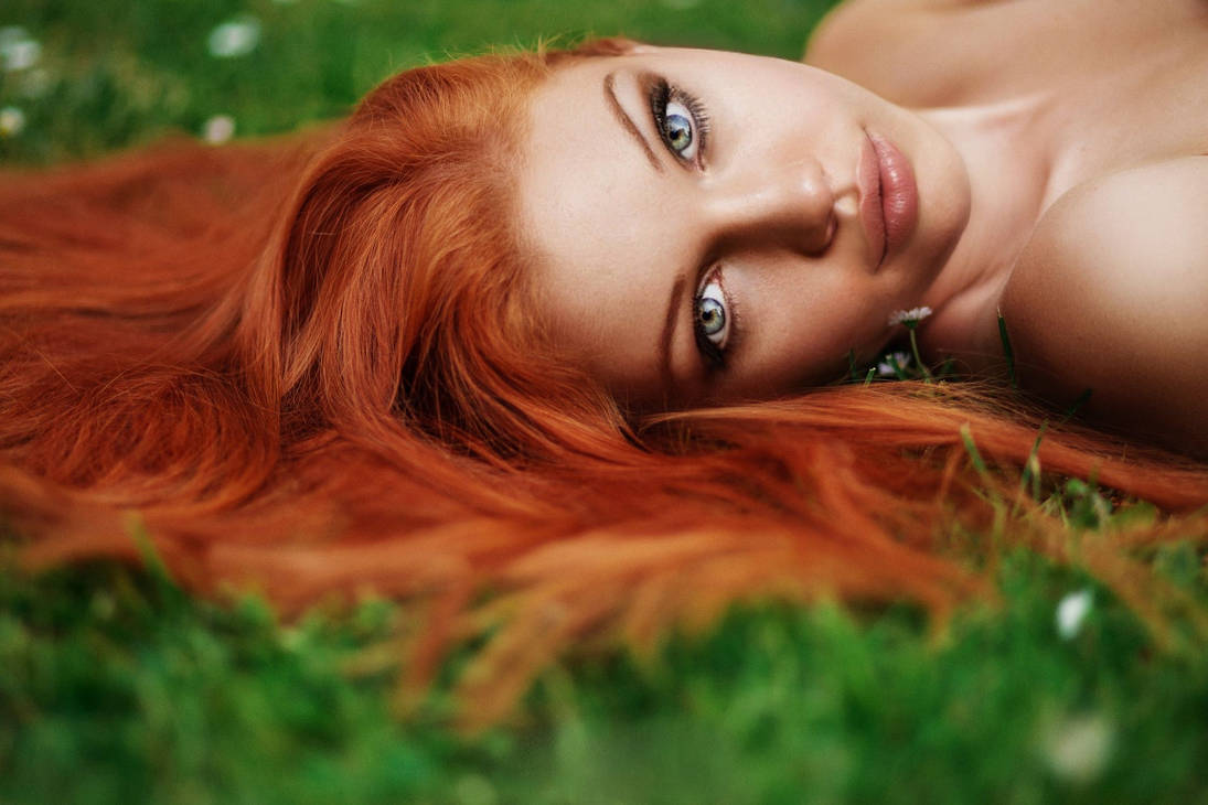 Красивая девушка с рыжими волосами. Рыжеволосая Катрин кюн.