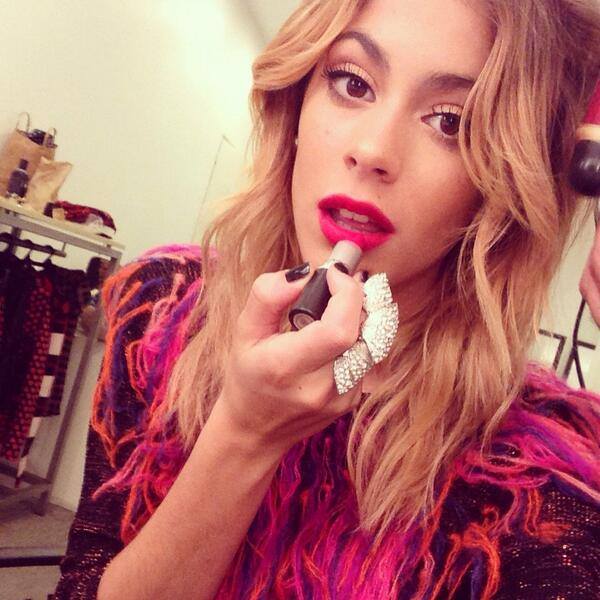 TiniStoessel hoy en el backstage de el photoshoot