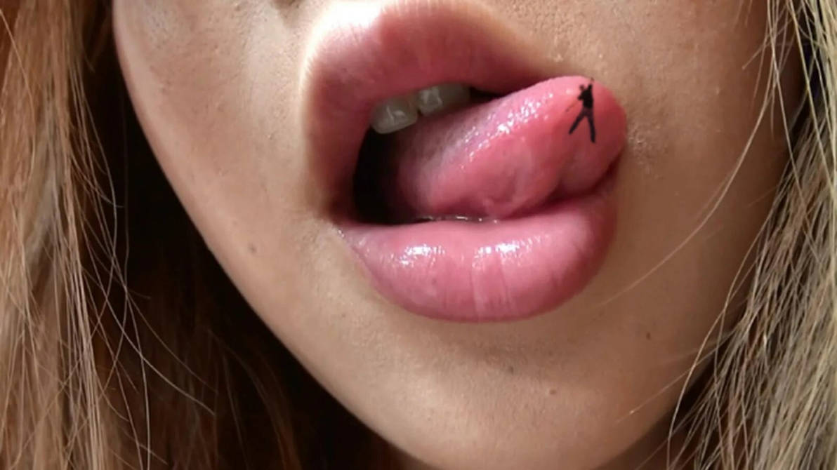Up close 3. Девушка с языком. Красивые губы. Женские губы с языком. Красивые девушки с высунутым языком.