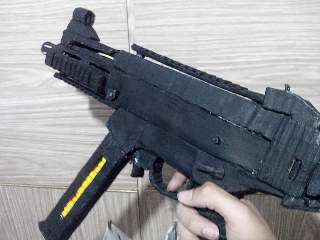 Оружие без бумаг. UMP 45 Tactical. Бумажная модель пистолета. Игрушечный ЮМП 45 военный.