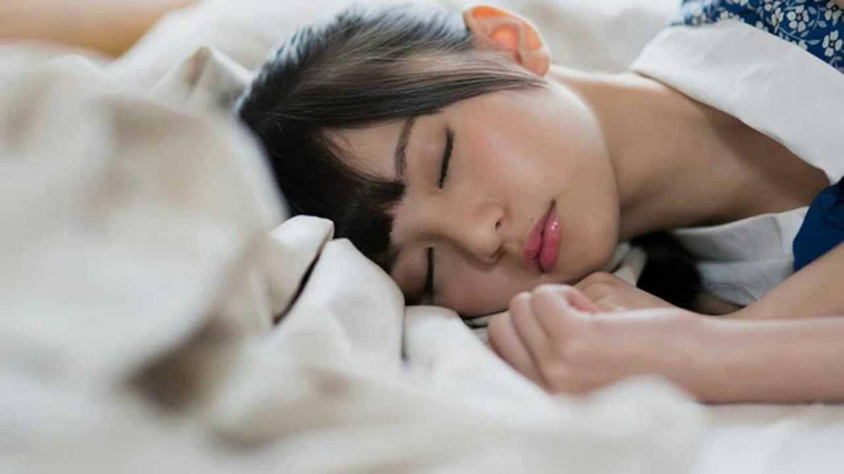Спящую азиатку видео. Азиатские девочки спящие. Сон девушки азиатская девушка. Спящие корейские девушки.