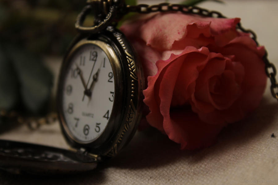 Около часа. Часы и розы. Часы любви. Эстетика старого времени. Эстетика розы и часы.