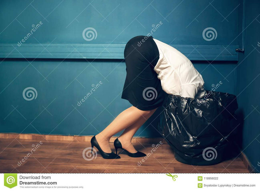 Woman stuck. Девка головой в мусорке. Женщина с мусорным ведром на голове. Девушки с мусоркой на голове. Девушка застряла в ведре.