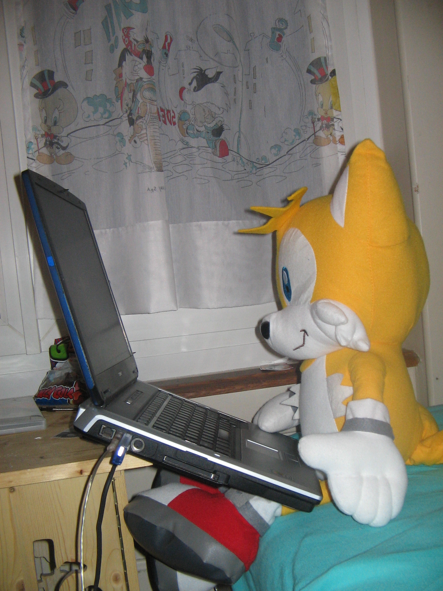 Tails play video games by KogoroMouri on DeviantArt