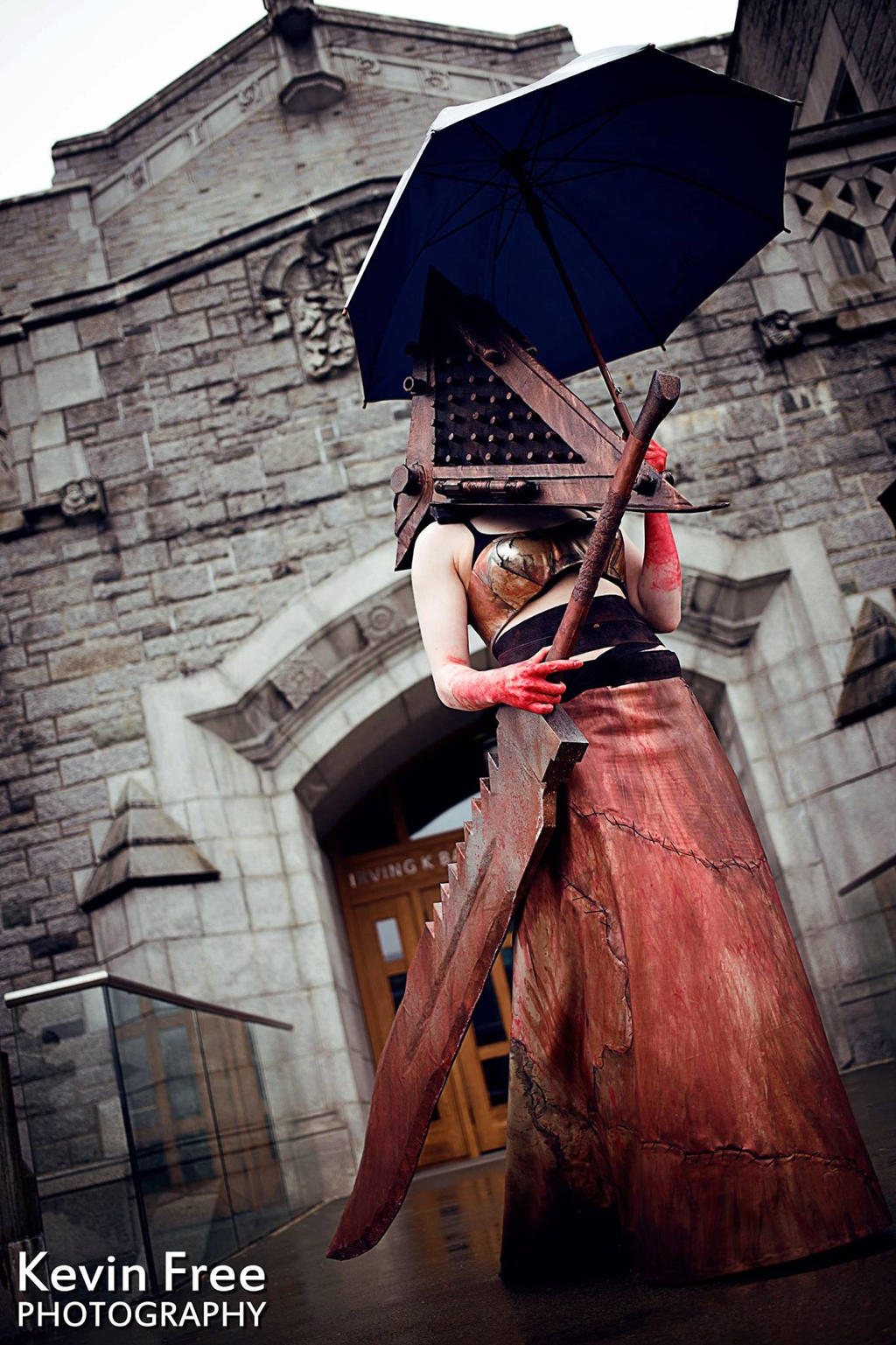 Pyramid Head Chillin in da Rain by Oshley Cosplay