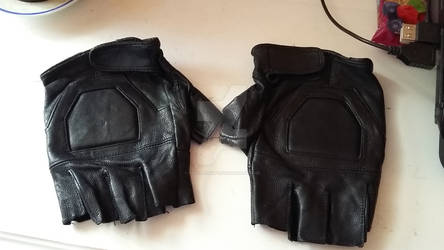 My Tomb Raider Underworld gloves :)