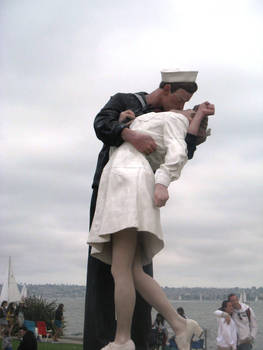 Navy Kiss Statue