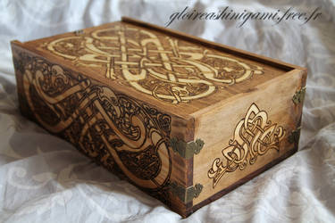 Dogs and birds celtic box