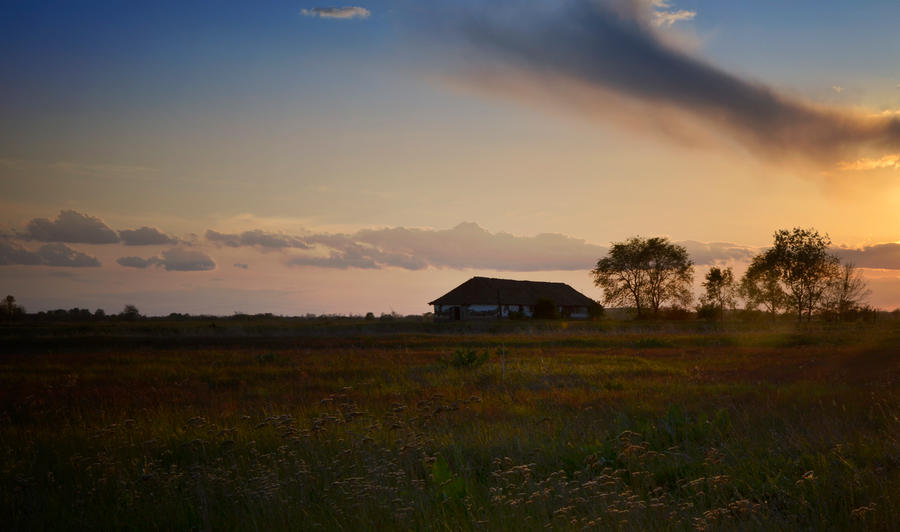 deserted farmhouse on the plain