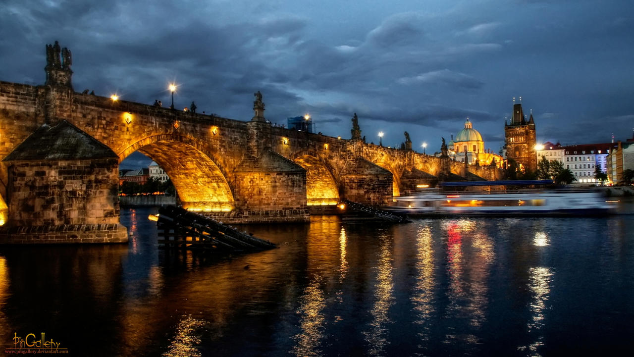 Prag - Charles Bridge at Night