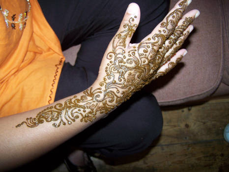 a hand full of Henna