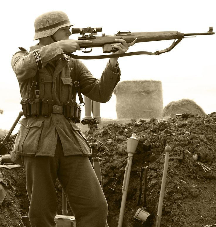 Оружие вермахта второй. Немецкий солдат Gewehr 43. Винтовка вермахта второй мировой войны. Немецкий снайпер ww2. Гевер 43.