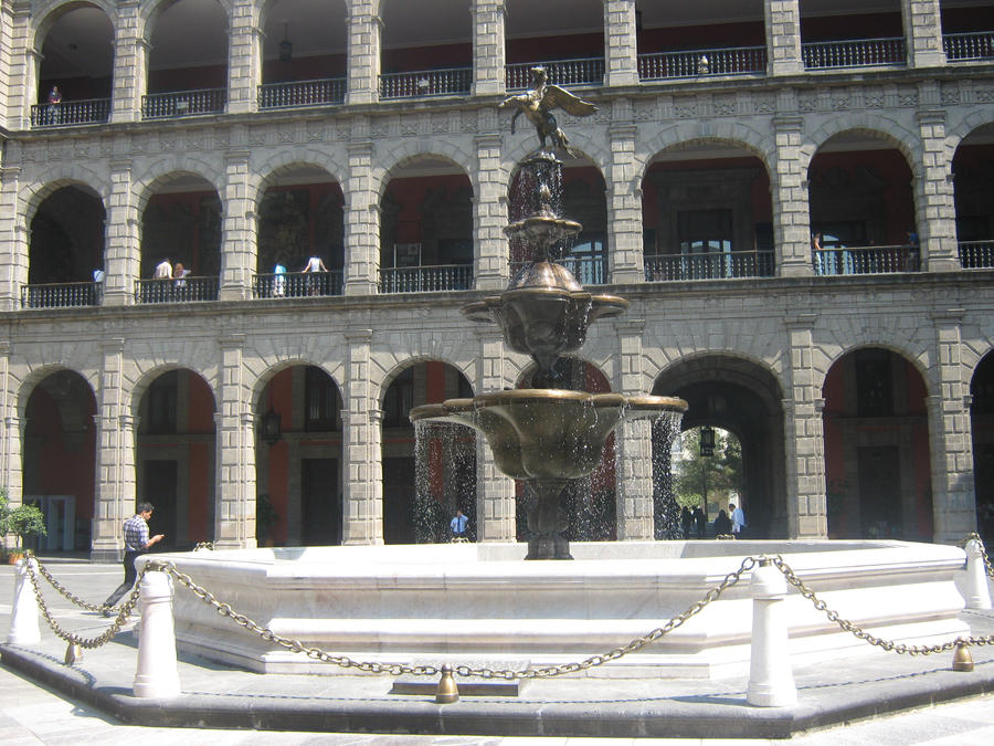 Fuente Palacio Nacional