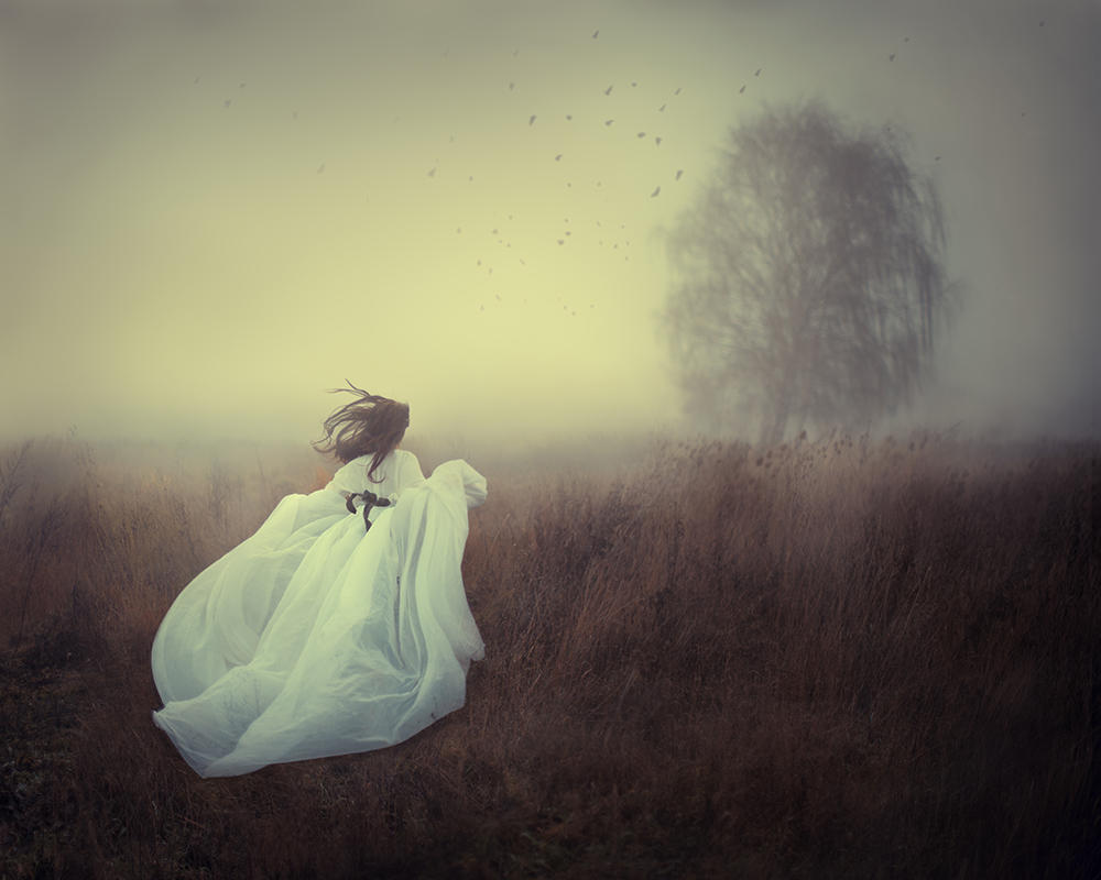 Спят в тумане поля. Девушка в тумане. Т/И девушка. Девушка убегает. Девушка в платье убегает.