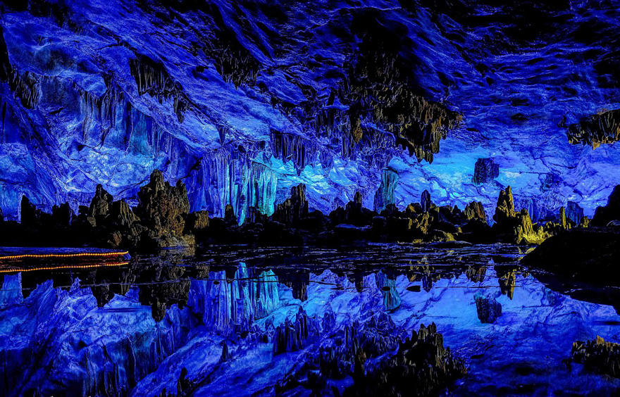 Крас и чуд. Пещера тростниковой флейты Китай. Пещера тростниковой флейты Гуйлинь Китай. Пещера Шондонг. Озеро в пещере тростниковой флейты.