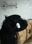 Elegant hat with veil by Vadien