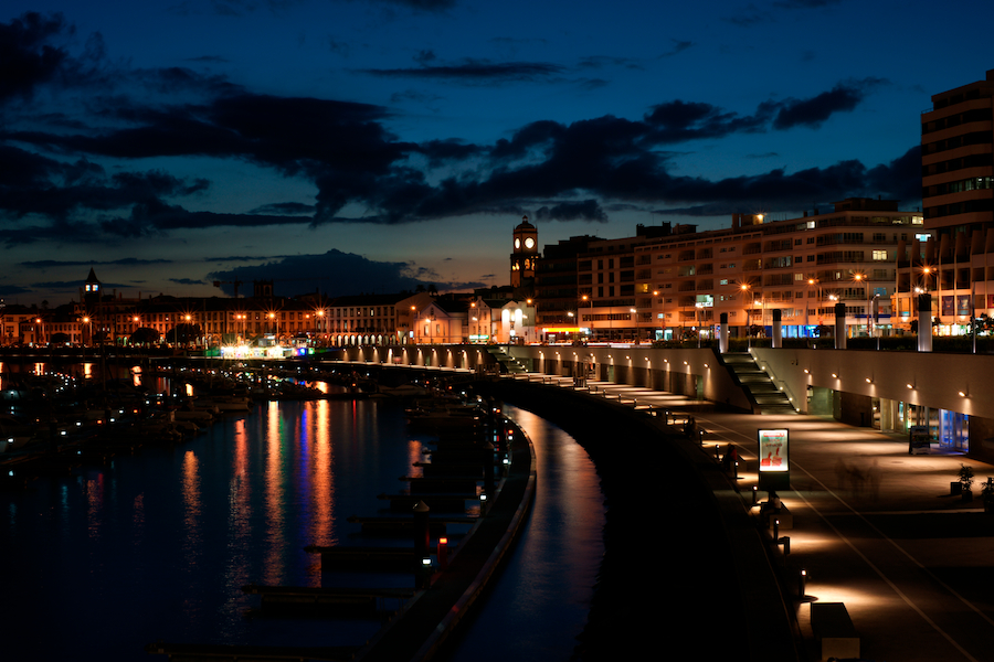 Portas do mar at night