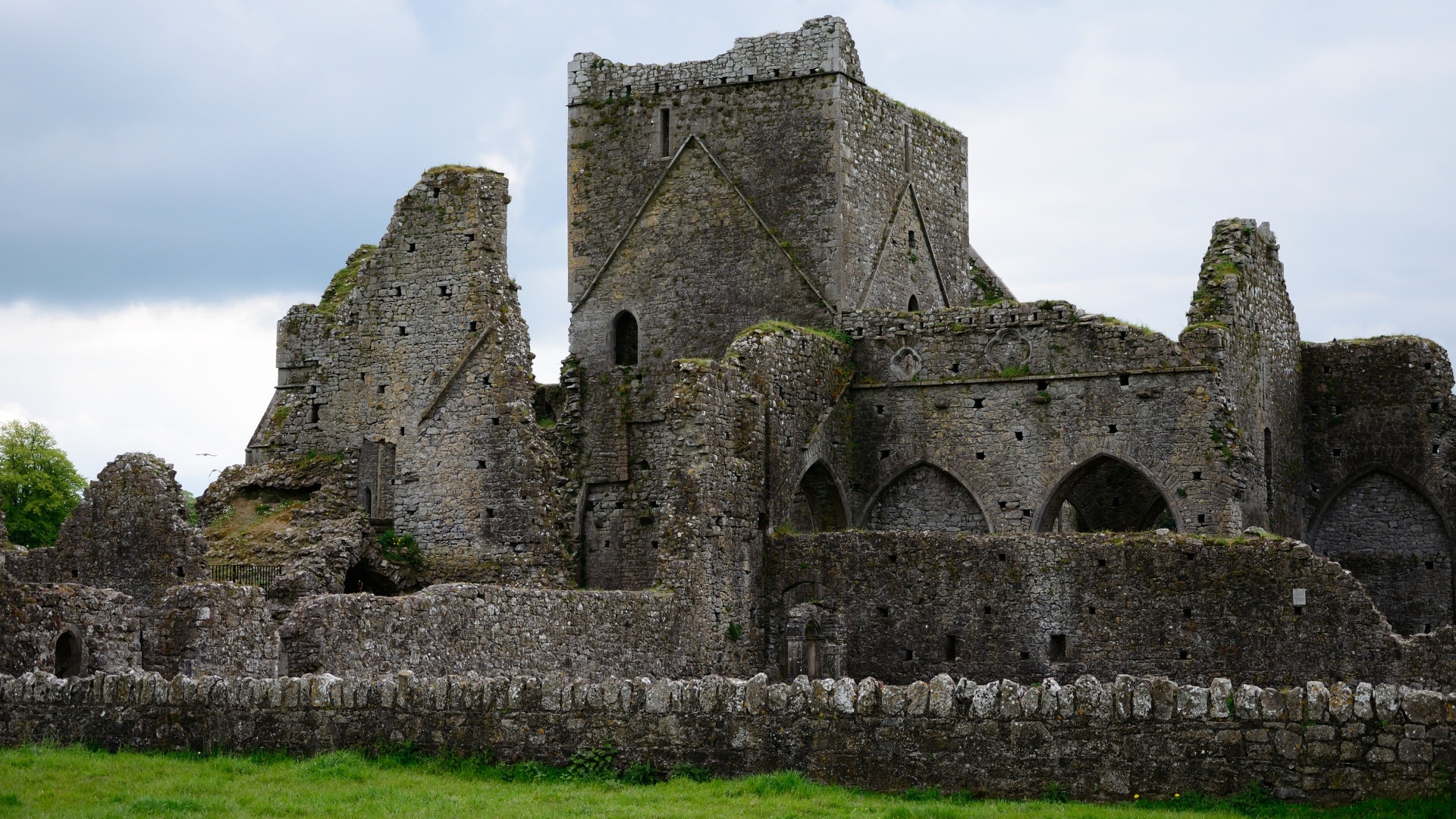 Hore Abbey Closeup Wallpaper