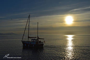 Bateau au coucher de Soleil