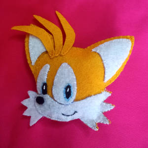 Tails felt pin