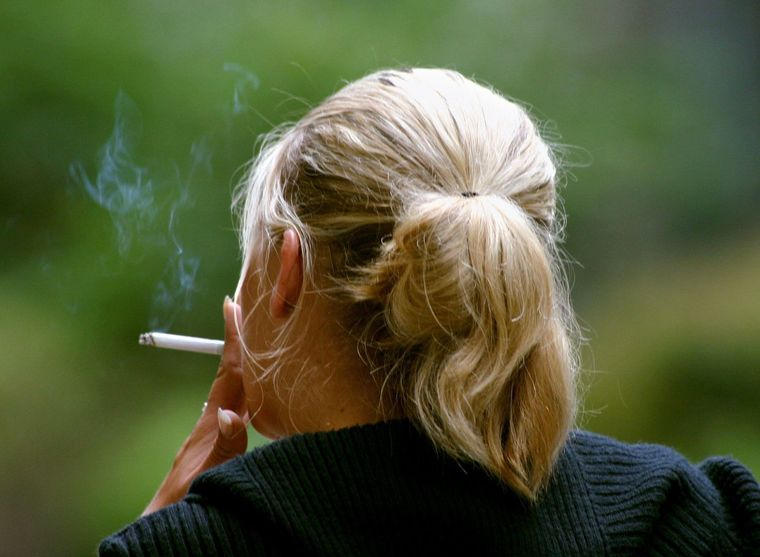 Пьет поет курит. Курящая женщина. Девочки курят. Курящая девочка 12 лет. Девочка курит.