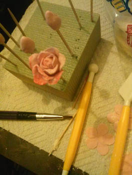 Sculpting tiny flowers for cupcakes~