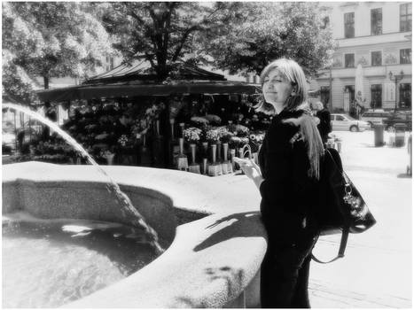 A girl at the fountain