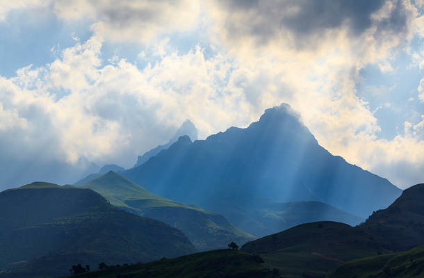 Rays Over the Mnweni Needles