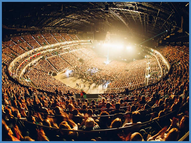 Концертный зал раньше вмещал 100. Мегаспорт Арена сцена. Мегаспорт Арена Москва концерт. Мегаспорт зал концерт. Мегаспорт Арена концертный зал.