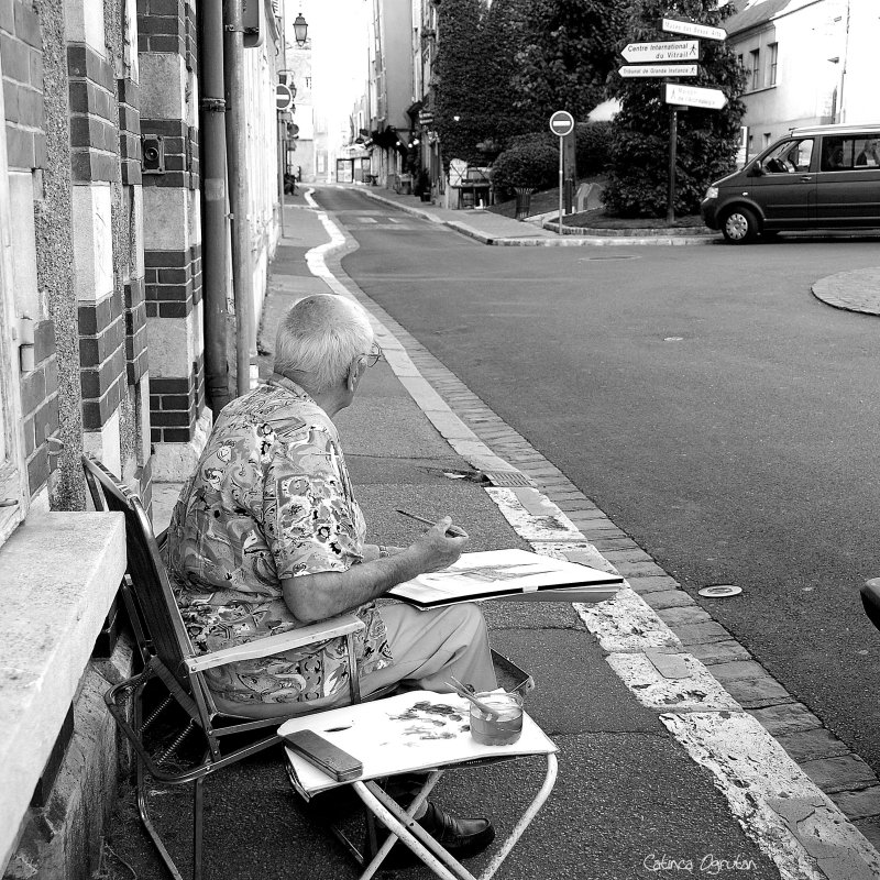 Old man painting Chartres