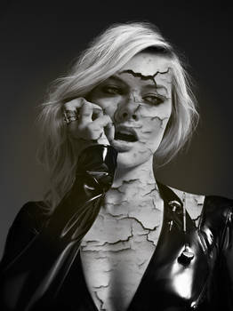 Still beauty margot robbie cracked skin effect (A)