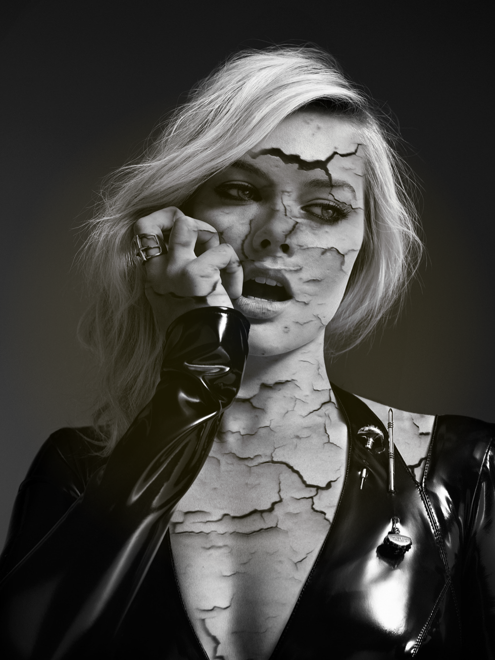 Still beauty margot robbie cracked skin effect (A)