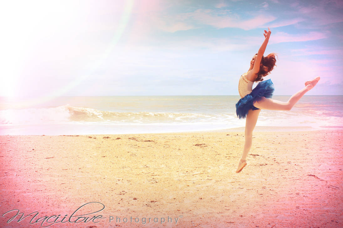 Пляшущие моря. Танцующая девушка на пляже. Танцы у моря. Балерина на пляже.