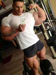 Musclemorphed Selfie Hunk13