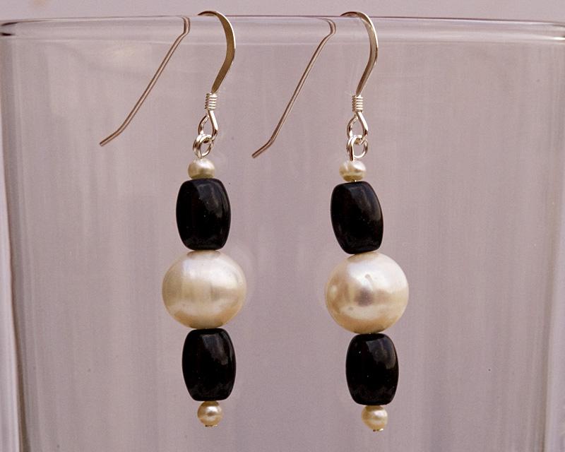 Black and white earrings E923