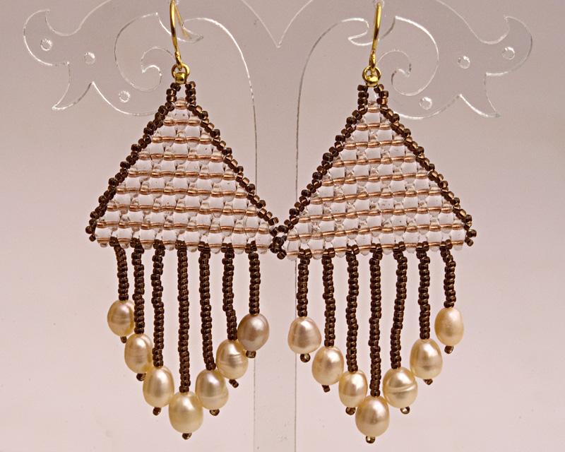 Triangle earrings with pearl fringe E938