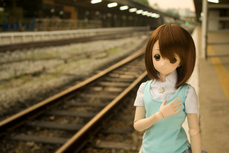 Yui waiting for train