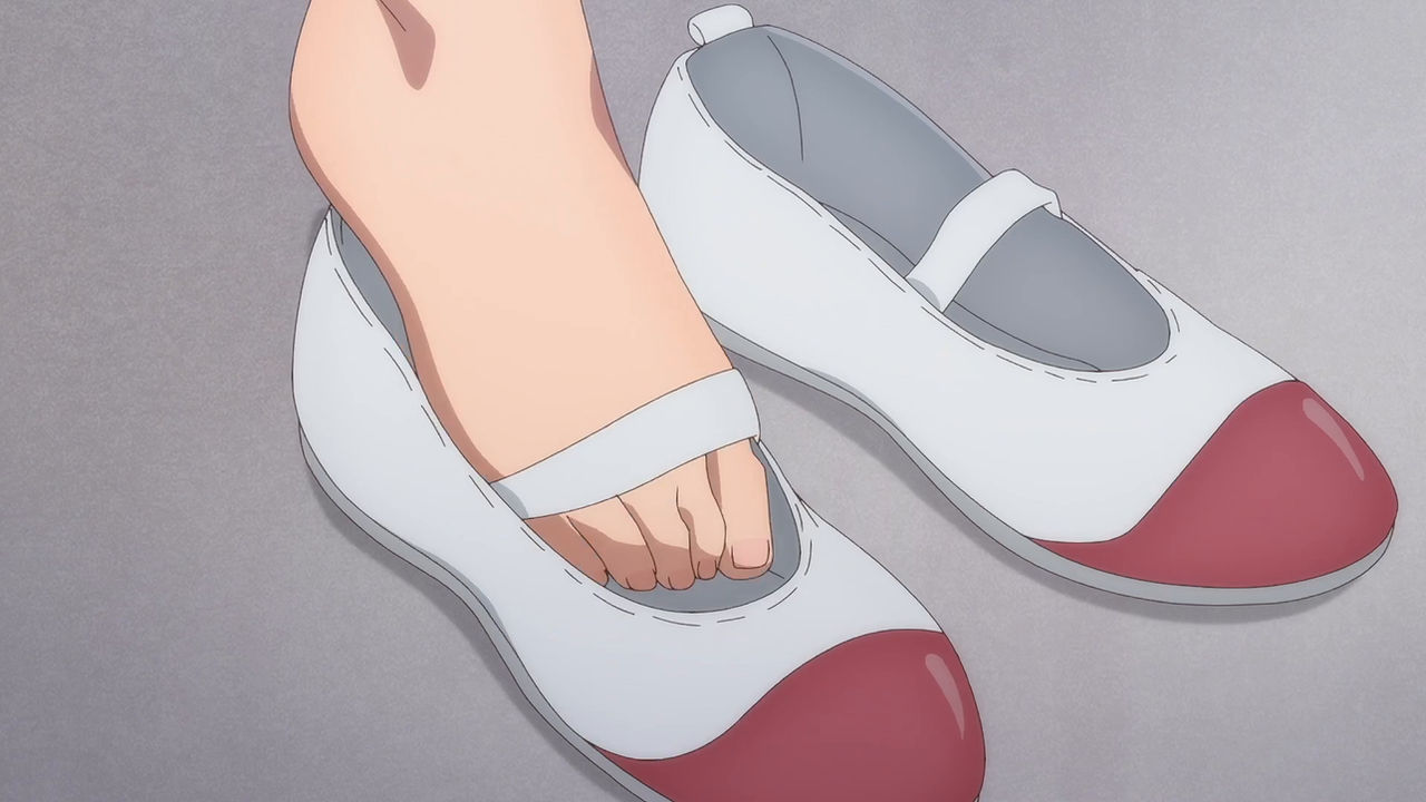 Tomo Aizawa Feet - Putting on shoes