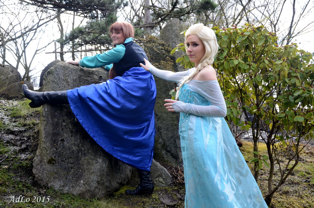 Frozen Elsa and Anna Cosplay