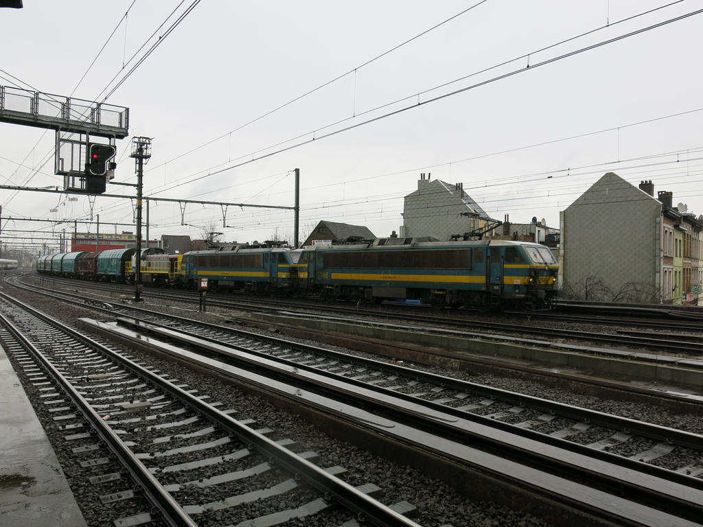 Antwerp B 121214 HLE 2146+2154 + HLR 7809 on cargo